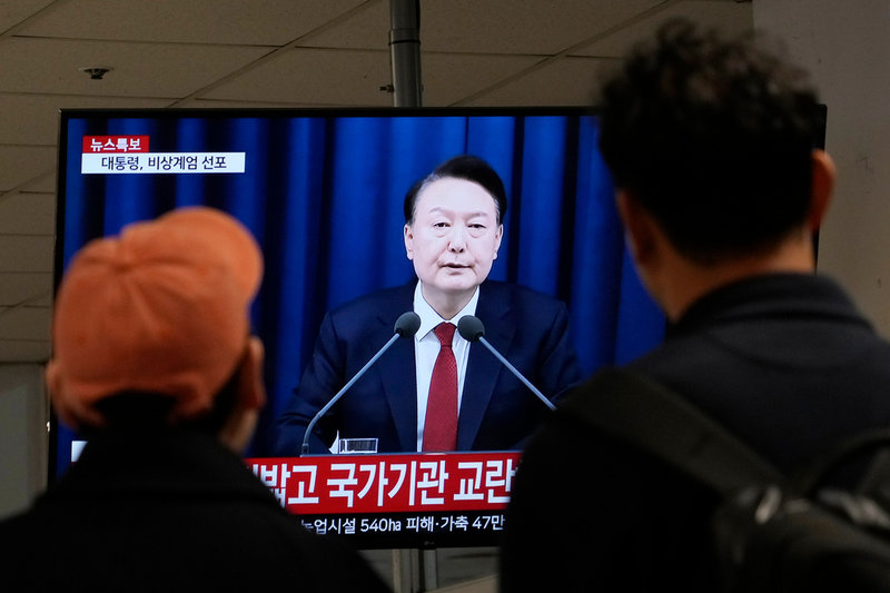 Sydkoreas president Yoon Suk-Yeol införde krigslagar eller ett särskilt undantagstillstånd, meddelade han i ett tv-framträdande på tisdagen.