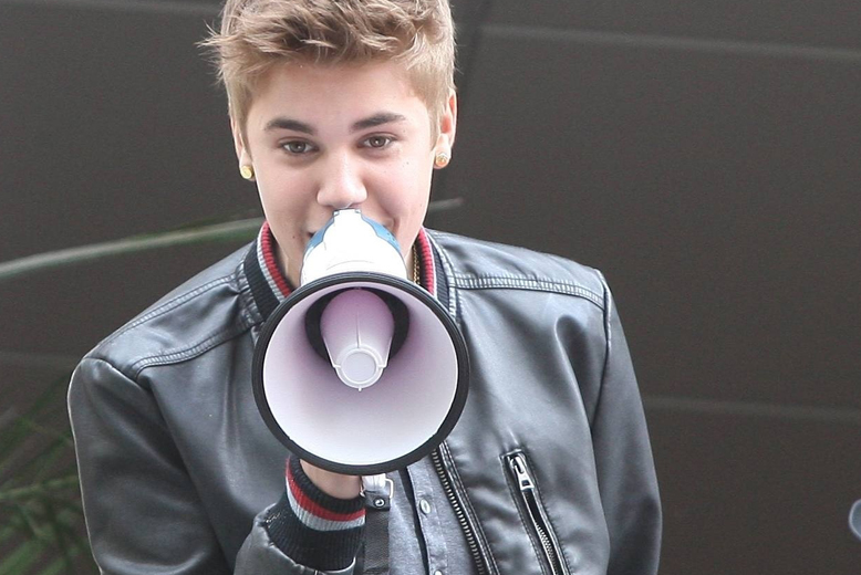 2. Den 18-årige kanadanseraren Justin Bieber har sålt över 12 miljoner album sedan sin debut 2009. Dessutom har han 21 miljoner följare på twitter, och hans video "Baby" är den mest sedda på Youtube någonsin – hisnande 43 miljoner galna Beliebers har titt