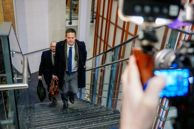 Åklagaren Sturla Henriksbø anländer till förhandlingarna i Oslo tingsrätt under den tredje rättegångsdagen. 