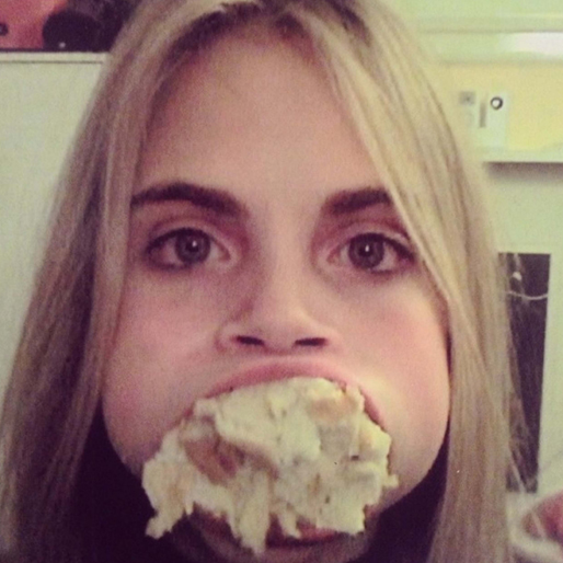 Cara Delevingne bjuder på en throwback från när hon tryckte i sig mängder bröd. Cara Delevingne bjuder på en throwback från när hon tryckte i sig mängder bröd.