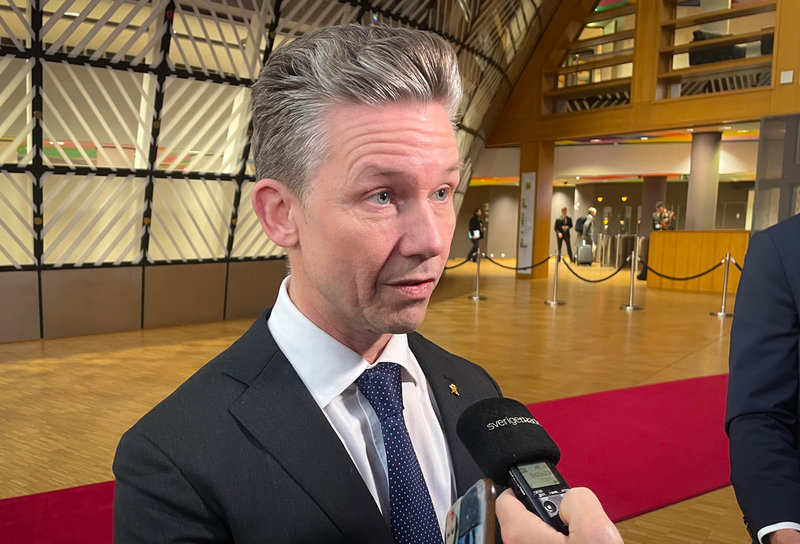 Försvarsminister Pål Jonson (M) på väg in till måndagens EU-möte i Bryssel.