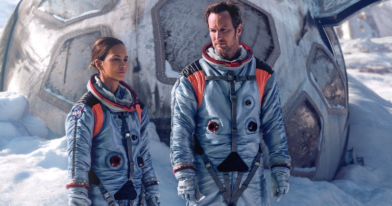 Halle Berry och Patrick Wilson spelar två ex-astronauter som försöker rädda världen i 'Moonfall'. Pressbild.