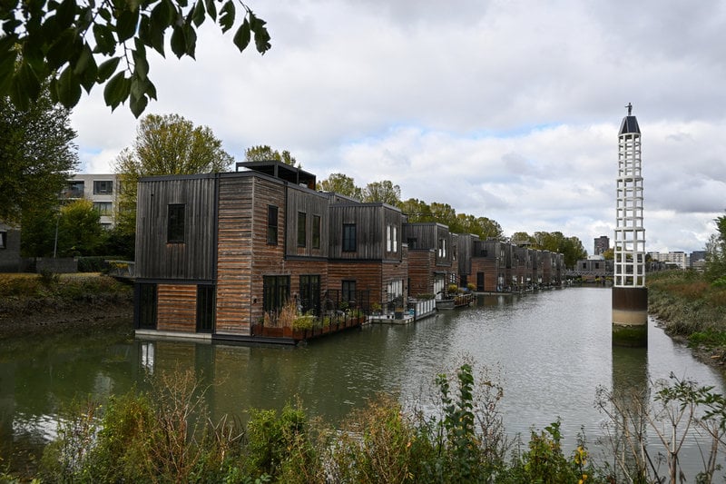 Rotterdam har flera flytande byggnader, bland annat de här bostäderna i Nassauhaven.