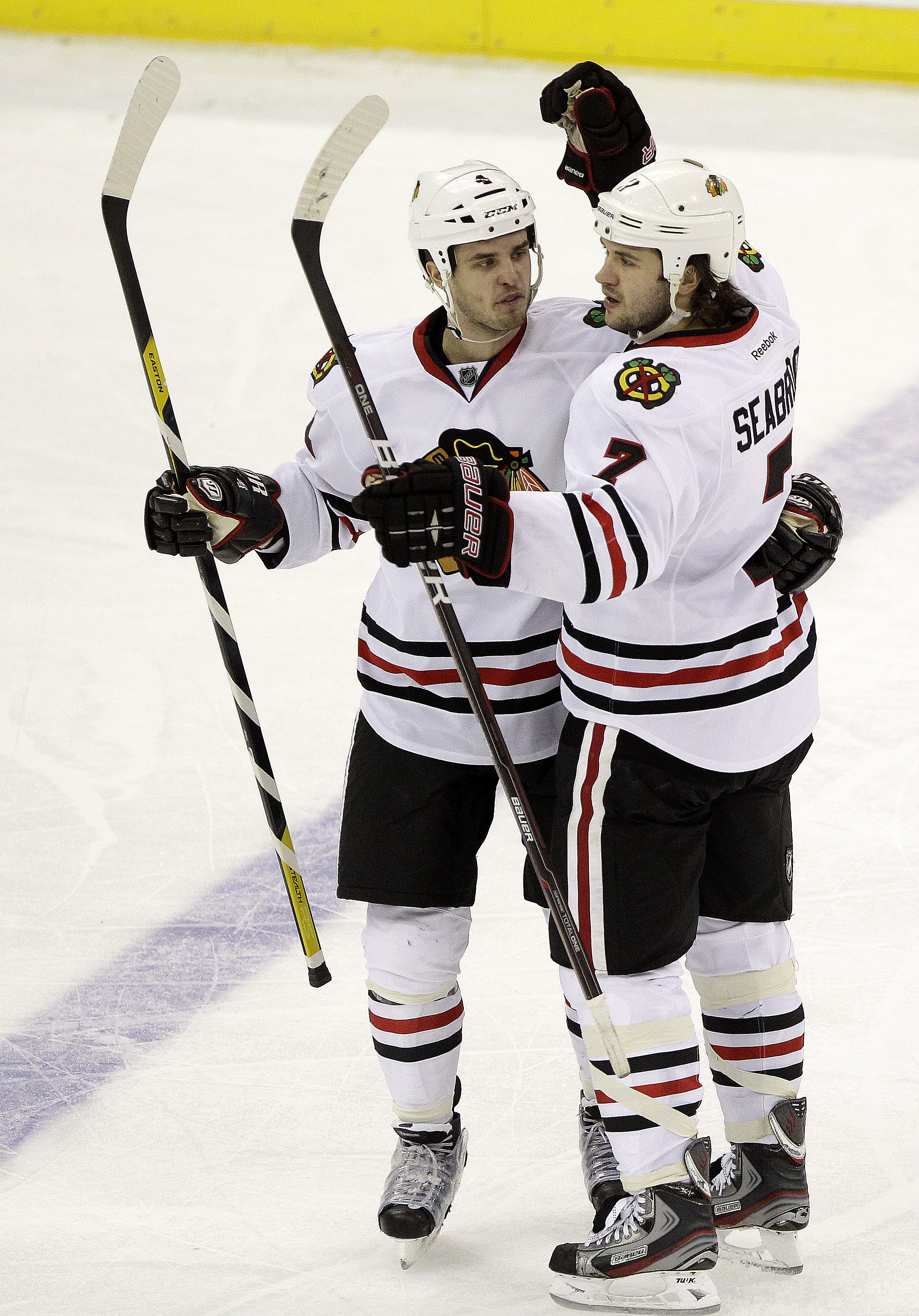Niklas Hjalmarsson la en snygg pass till sin lagkamat Brent Seabrook, i Chicago Blackhawks, som ledde fram till 1-1 målet. De förlorade sedan med 1-2 efter straffar mot New Jersey Devils Niklas Hjalmarsson la en snygg pass till sin lagkamat Brent Seabrook, i Chicago Blackhawks, som ledde fram till 1-1 målet. De förlorade sedan med 1-2 efter straffar mot New Jersey Devils
