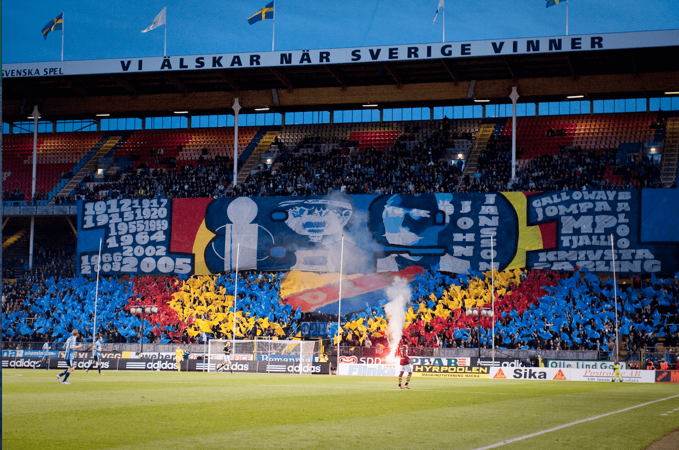 Även i fotbollen finns det minst sagt framgång. Här ett hyllningstifo med Djurgårdslegender och år på klubbens SM-guld. Även i fotbollen finns det minst sagt framgång. Här ett hyllningstifo med Djurgårdslegender och år på klubbens SM-guld.