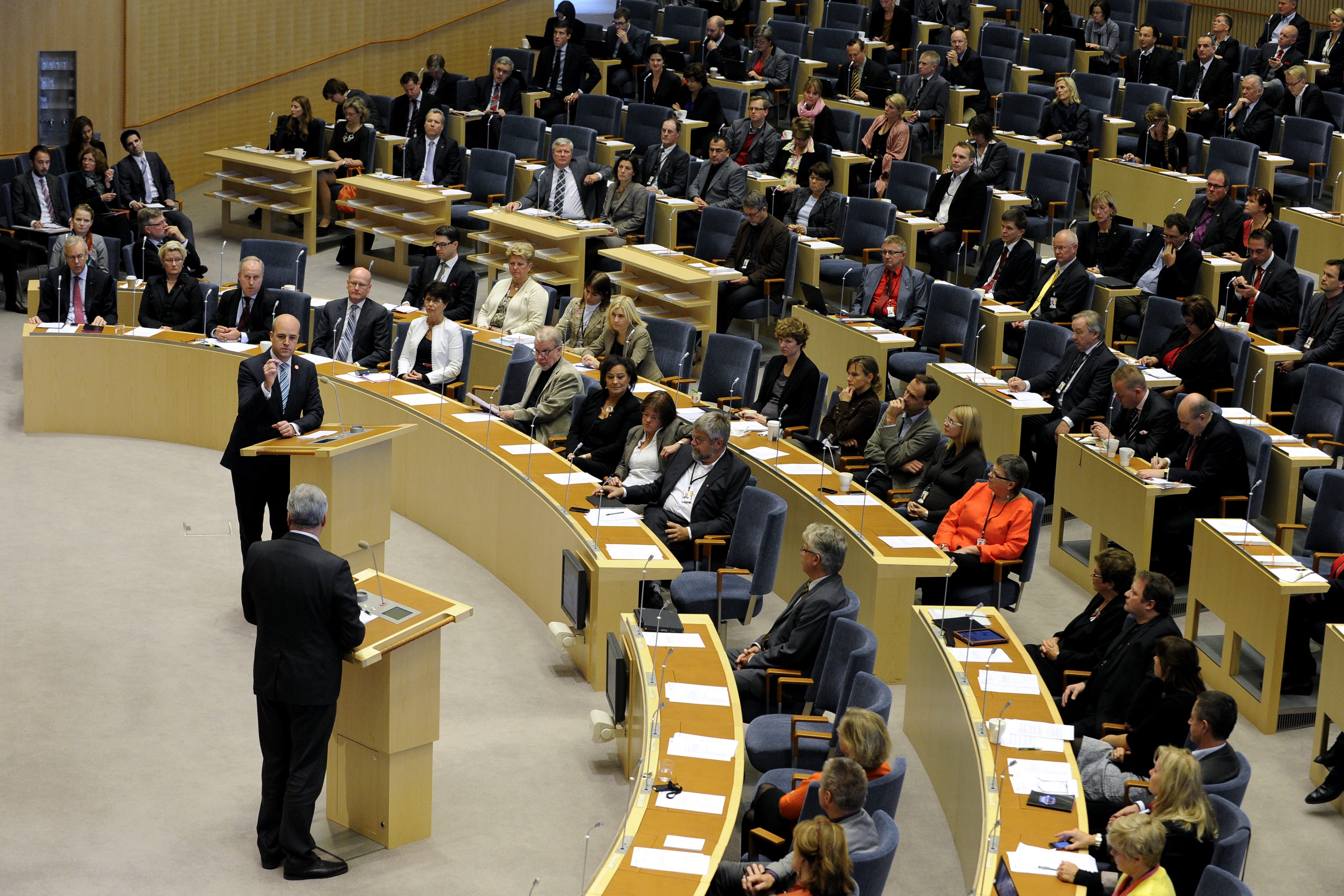 I riksdagen sitter 349 ledamöter som ska företräda det svenska folket. Samtidigt tjänar den genomsnittlige ledamoten mer än dubbelt så mycket som den genomsnittlige medborgaren.