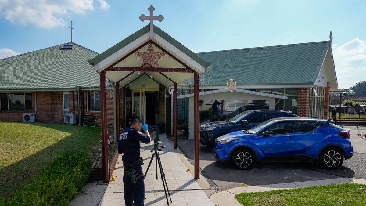 En polis framför kyrkan i Wakely i Sydneys utkanter, där knivhuggningen skedde.