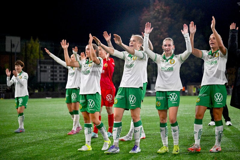 Hammarbys spelare firar derbysegern med fansen.