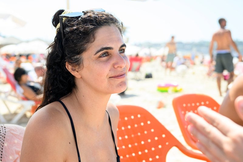 Daniella på stranden i Tel Aviv.