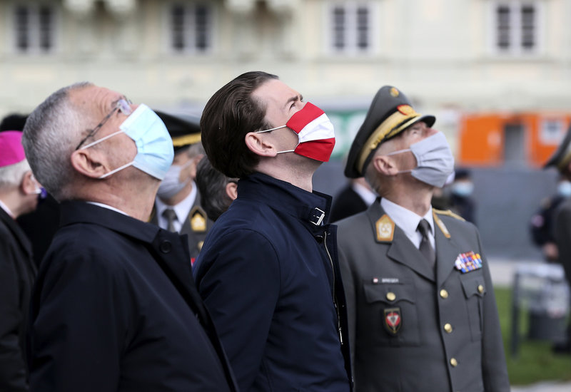 Presidentrollen är egentligen främst ceremoniell i Österrike. Här syns Alexander Van der Bellen (till vänster) tillsammans med dåvarande förbundskansler Sebastian Kurz vid nationaldagsfirandet den 26 oktober 2020.