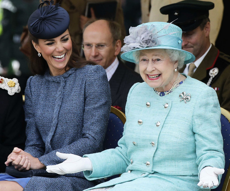 Kate, hertiginna av Cambridge, och drottning Elizabeth har kul under ett idrottsevenemang i Nottingham i juni 2012.