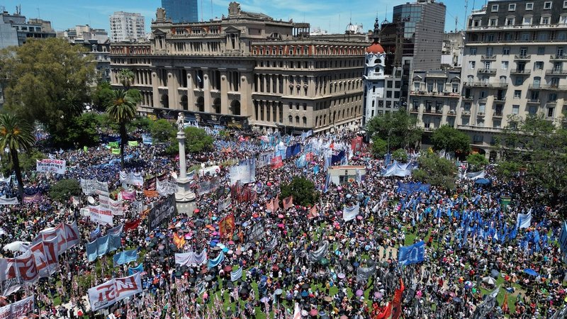 Demonstration mot president Javier Mileis nya lagar utanför högsta domstolen i Buenos Aires.