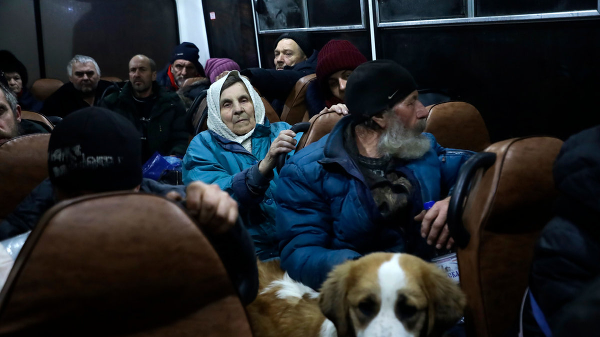 Soledarbor skjutsas med buss till tillfälliga bostäder i ryskkontrollerade Donetsk den 13 januari.