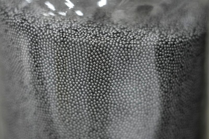 Arkivbild på urankulor. Detta är en annan typ än de pellettar som användes i Tjernobyl, men kan ses som en illustration av hur små och lättflyktiga bränslebitarna är.