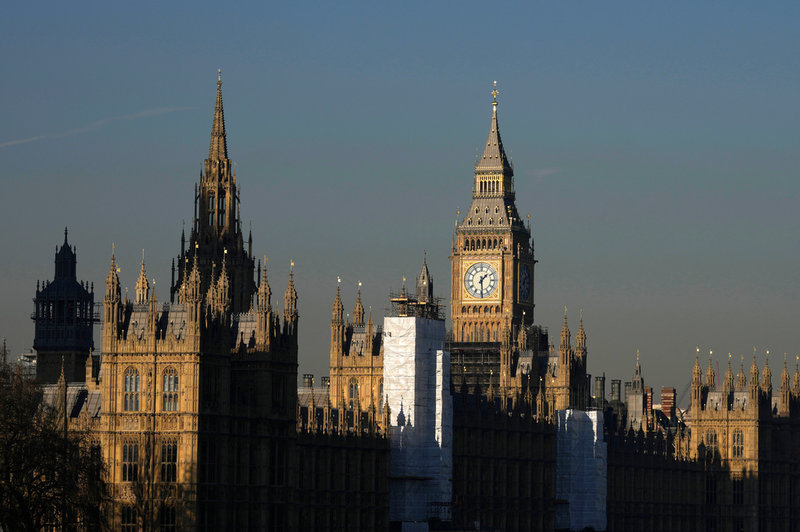 Berömda tinnar och torn vid parlamentet i Westminster i London.