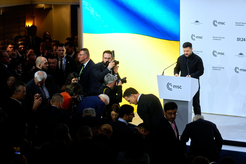 Ukrainas president Volodymyr Zelenskyjs egen roll lyfts in i fredsförhandlingarna i Ukraina. Här framträdde han i München förra veckan.