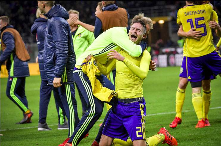 Mikael Lustig i tårar. Mikael Lustig i tårar.