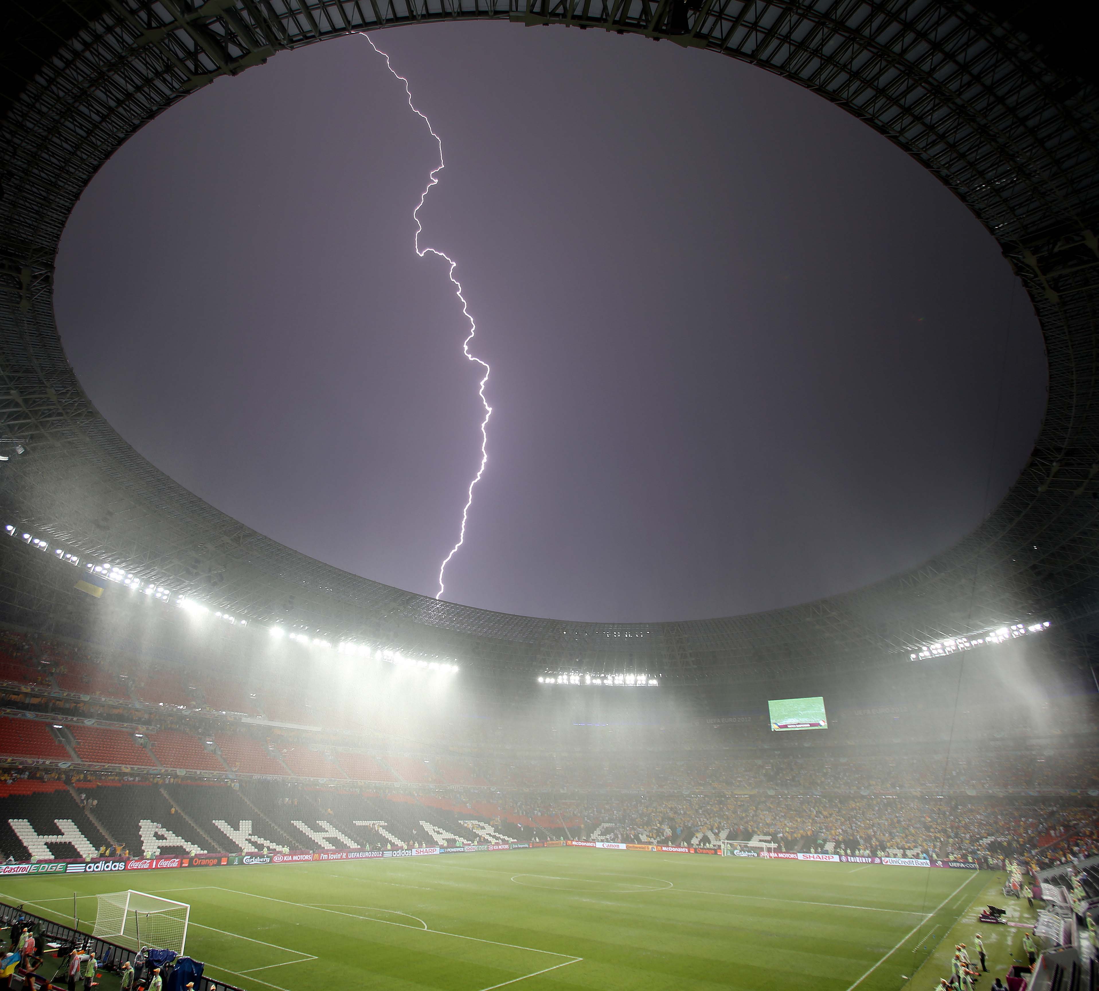Det blixtrade över Donbass Arena och domaren avbröt matchen.