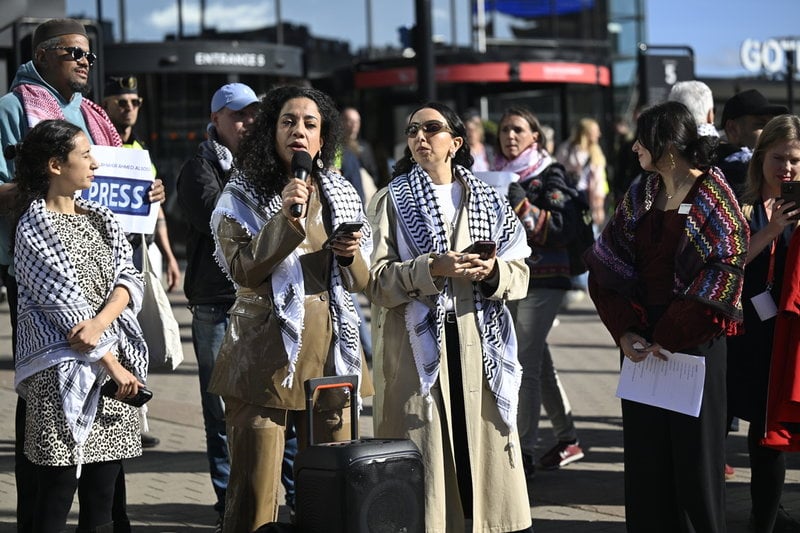 Gruppen Bröd och Rosor demonstrerar utanför Bokmässan i Göteborg.