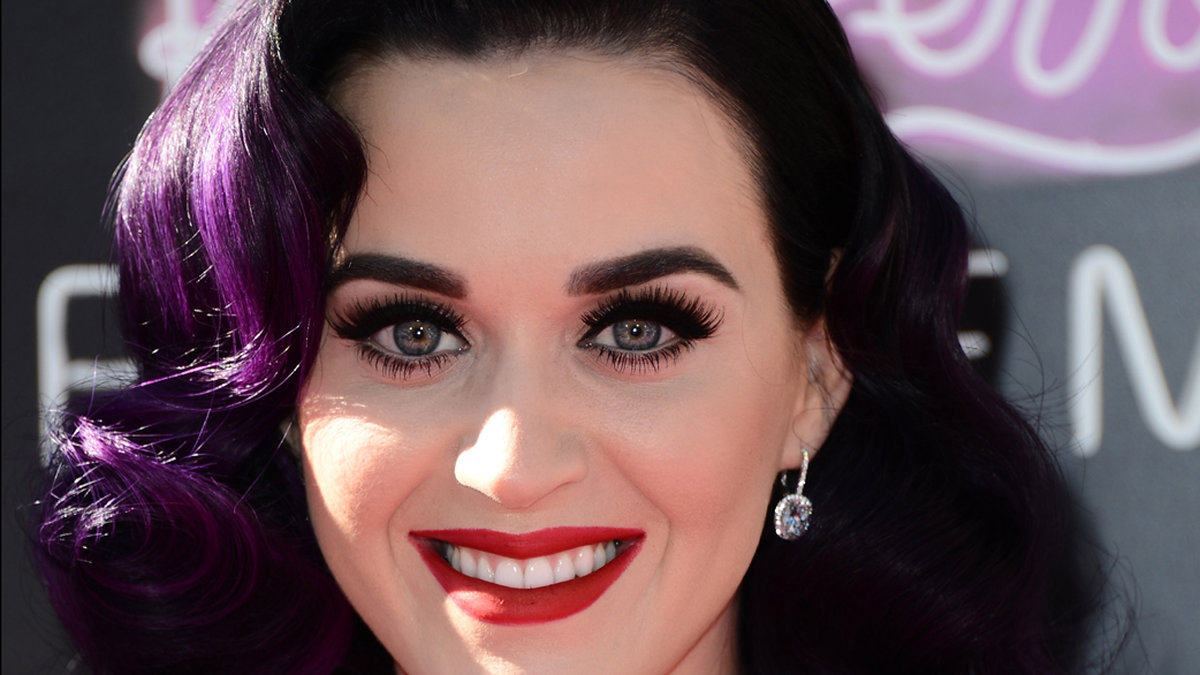 Nej men snälla Katy Perry, sluta imitera clownen DET du också. Det är för mycket av allting här – ögonbrynen, ögonfransarna, läppstiftet och det lila håret. Lugn nu... 