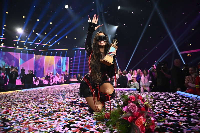 Felicia poserar med statyetten Sångfågeln efter vinsten. Felicia poserar med statyetten Sångfågeln efter vinsten.