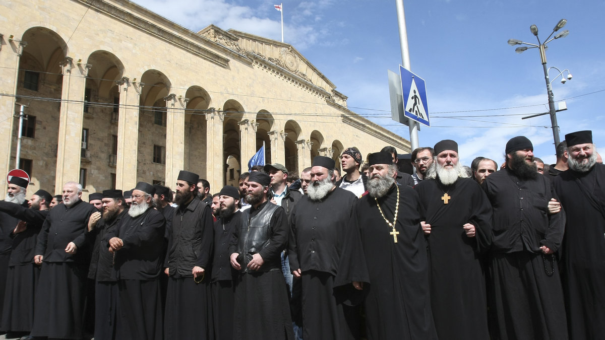 Ortodoxa präster bildade kedja för att stoppa demonstrationen.