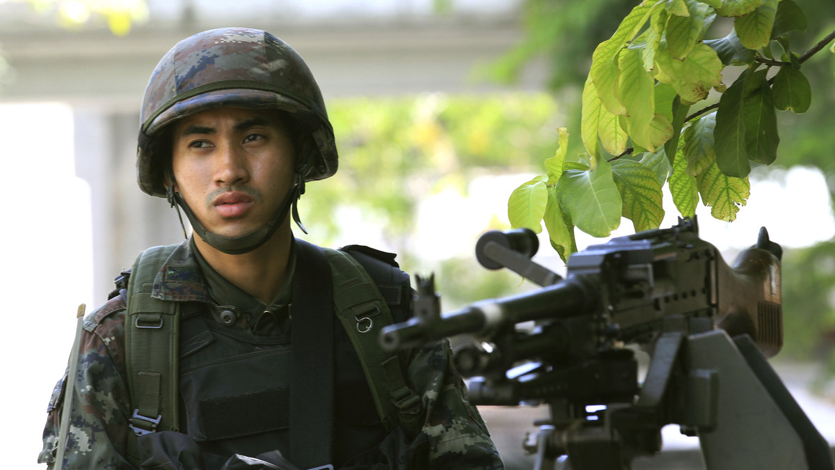 En thailändsk soldat står vakt. 