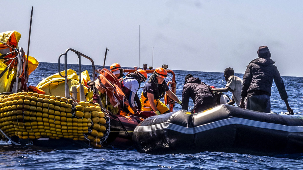 Migranter evakueras från en gummibåt av hjälporganisationen SOS Méditeranée. Bild från i tisdags.