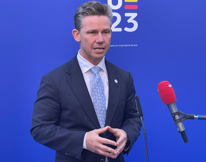Försvarsminister Pål Jonsson (M) på väg in till torsdagens EU-möte i Toledo.