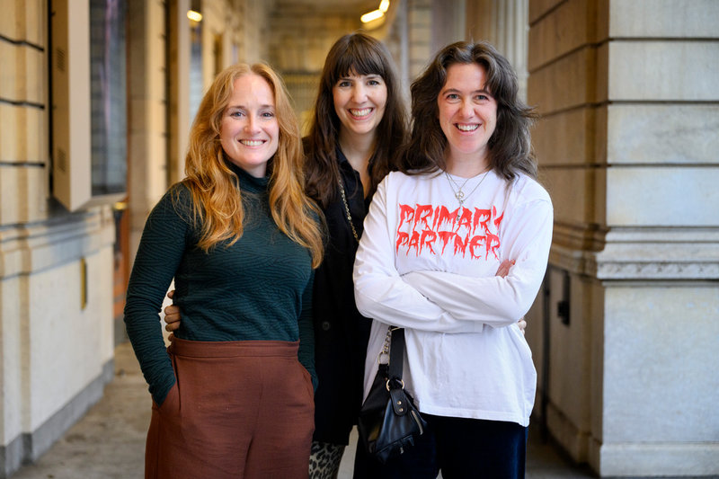 Lisen Rosell, Nadja Hjorton och Amanda Apetrea har skrivit en pjäs utifrån porrfilmen "Fäbodjäntan" från 1978.