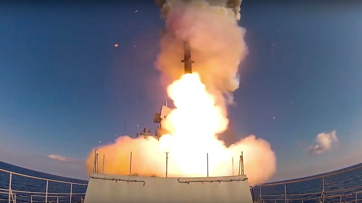 En Kalibrrobot avfyras från ett ryskt krigsfartyg i en bild från ryska försvarsdepartementet tagen 2017.