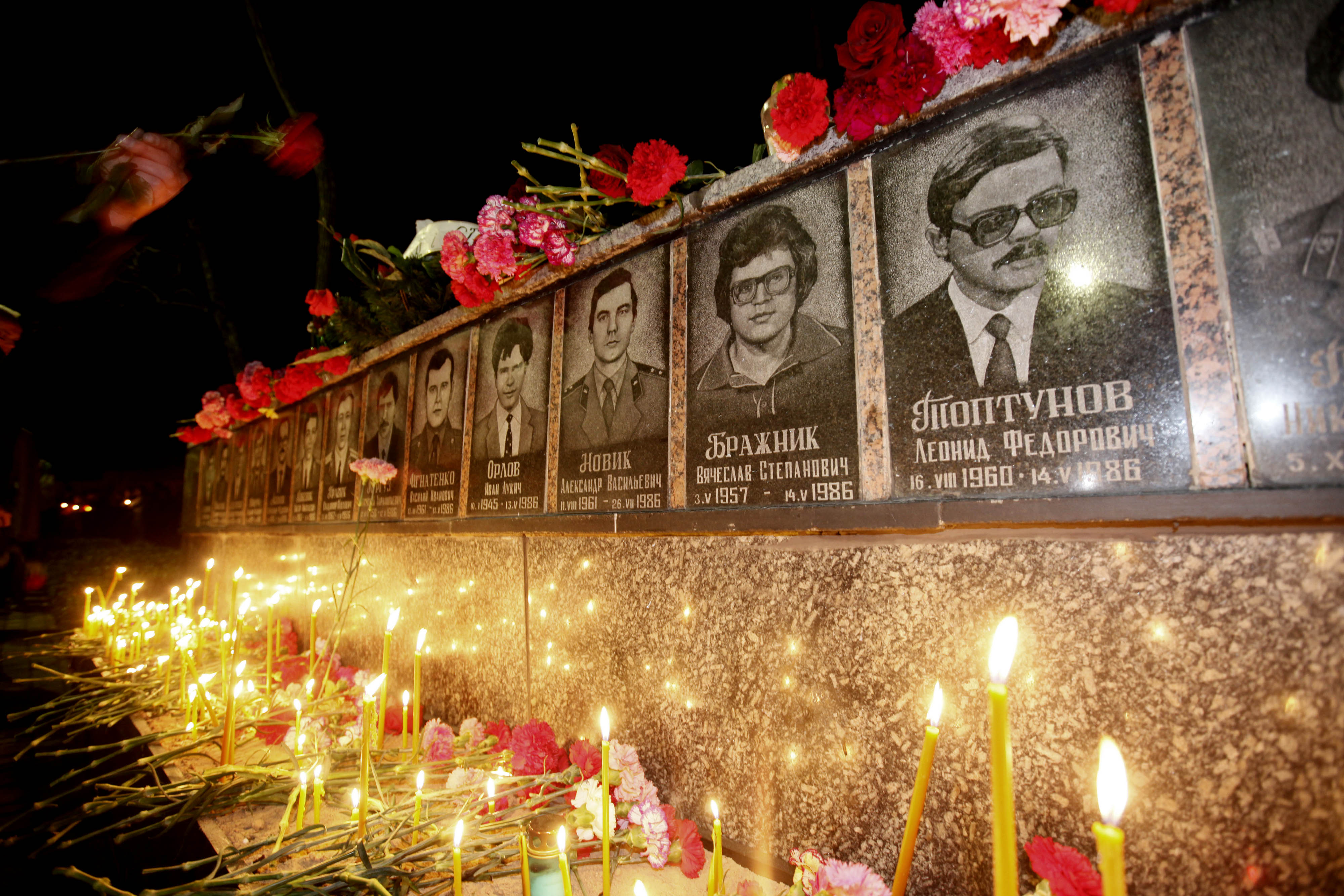 Slavutich i Ukraina i dåvarande Sovjetunionen. Minnesmonument för de brandmän som dog under kärnkraftsolyckan. Slavutich i Ukraina i dåvarande Sovjetunionen. Minnesmonument för de brandmän som dog under kärnkraftsolyckan.