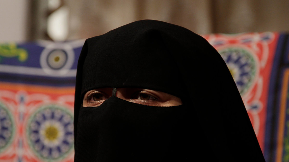 Niqab är när man täcker hela ansiktet utom ögonen. 