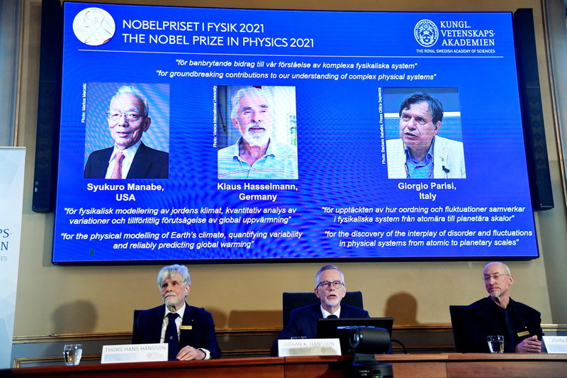 Göran K Hansson (mitten) som många är kända att se honom. Här presenterar han 2021 års Nobelpristagare i fysik. Arkivbild.