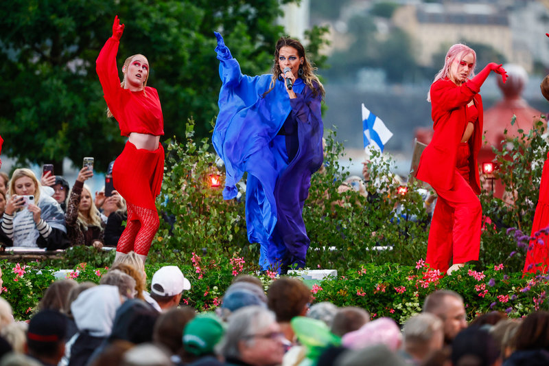 Tidigare programledaren Petra Marklund sjöng årets pridelåt 'Oceans of love'.