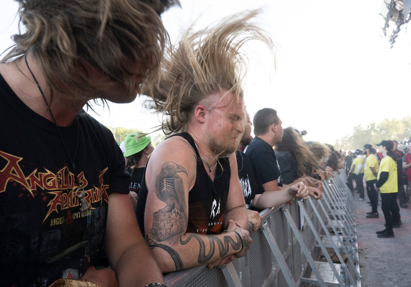 Headbangare vid staketet när franska hårdrockarna Gojira spelar på festivalens huvudscen.