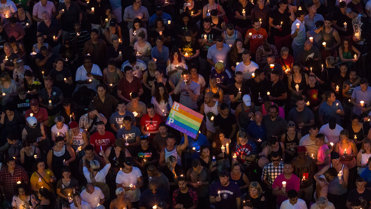 Människor i sorg över det fruktansvärda hatbrottet i Orlando, USA.