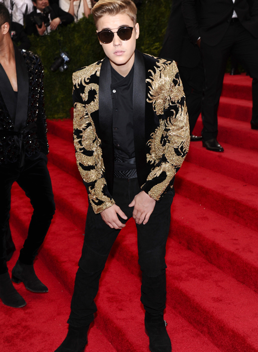 Men det blir rött kort för Justin Bieber. Solglasögon på röda mattan? Lägg av... Men det blir rött kort för Justin Bieber. Solglasögon på röda mattan? Lägg av...