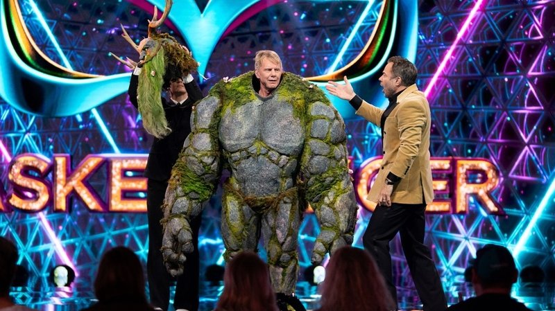 Hockeyprofilen Niklas Wikegård dolde sig i skogsjättens jättelika kostym. Pressbild.