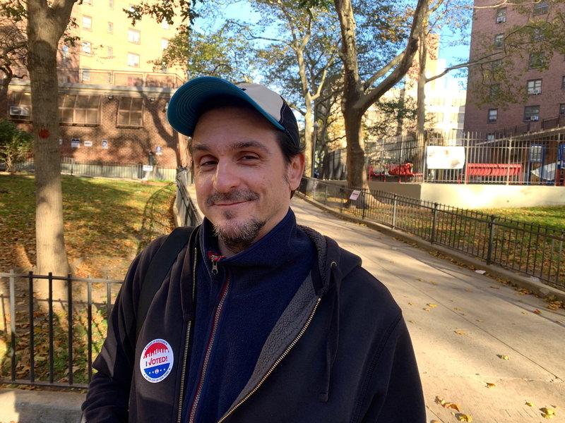 New York-bon Dominic Driscoll tror på president Joe Biden, som är demokrat, men röstar ändå republikanskt i ett av de lokala valen.