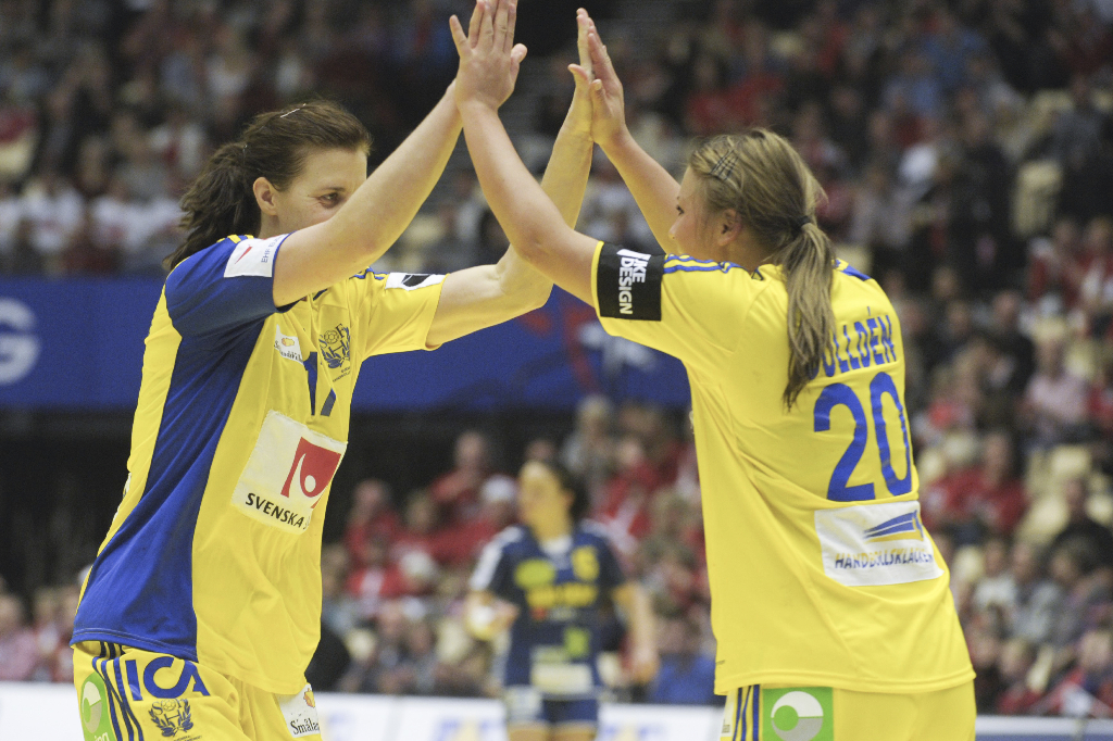 Linnea Torstensson och Isabelle Gulldén jublar efter målet som gav segern.