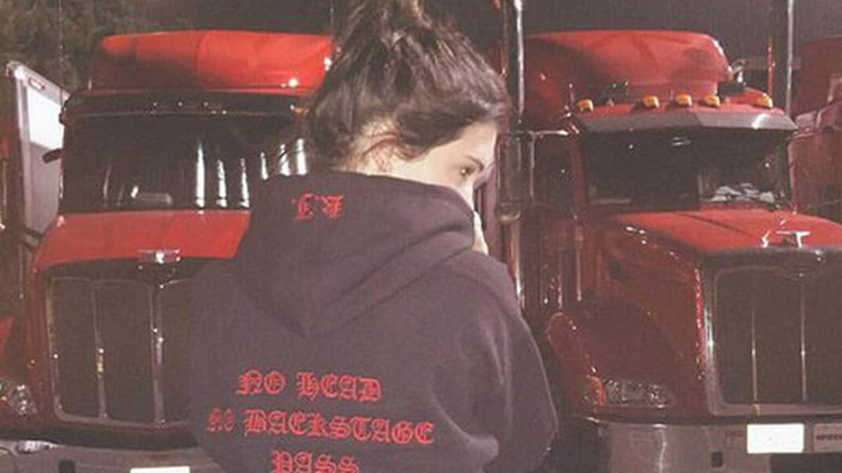 Kendall Jenner kör läderbyxor. 