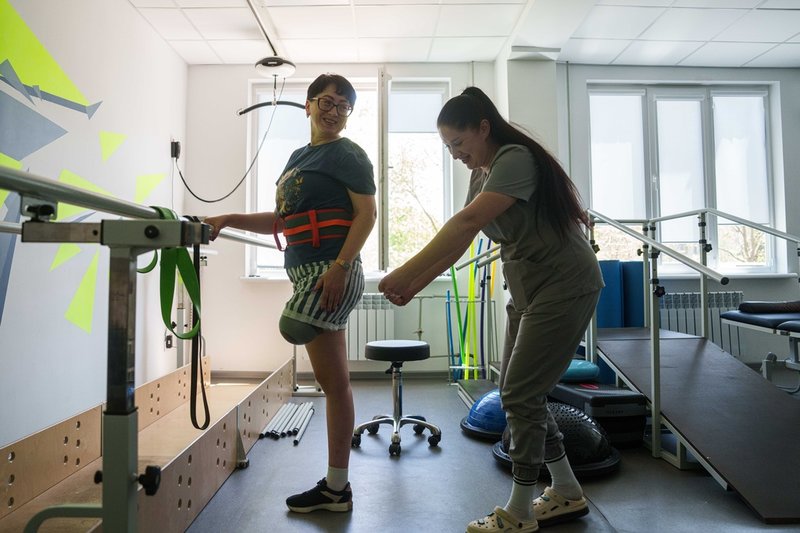 Fysioterapeuten Anastasija hjälper Iryna Nakonetjna med rehabiliteringsövningar.