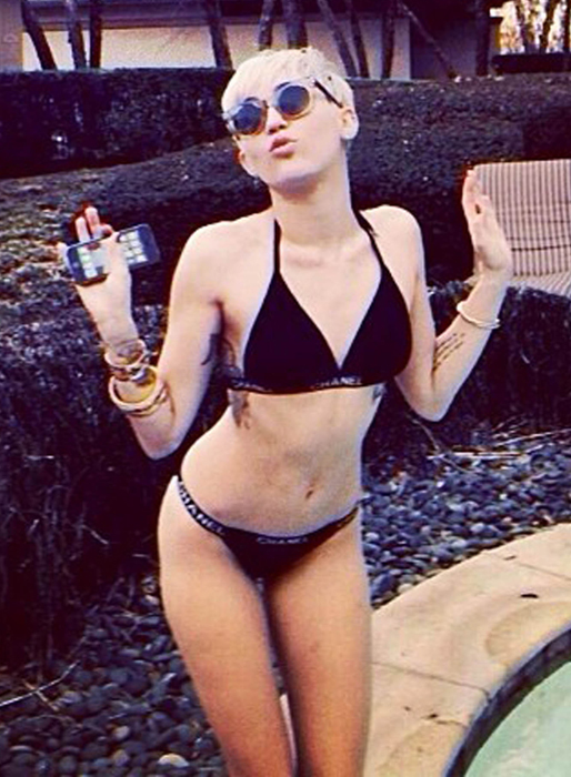 Miley ska ta ett dopp i poolen. Miley ska ta ett dopp i poolen.