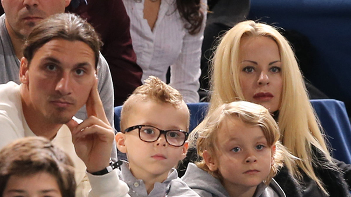 Är ni redo för veckans absoluta sötchock? Zlatan, Helena och parets söner Vincent och Maximilian kollar på tennisfinalen i Paris.