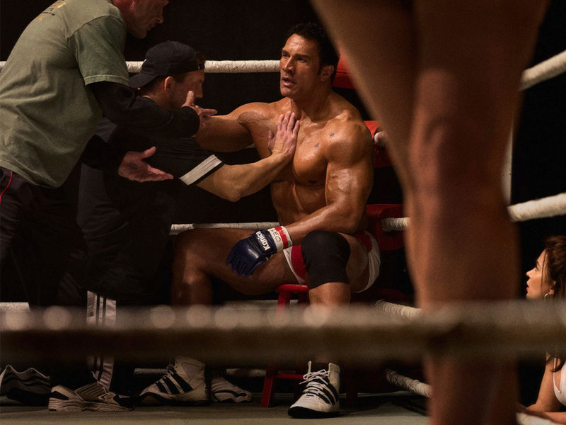 Det är inte helt lätt att känna igen Dwayne Johnson i "The smashing machine". Makeup och nya muskler förändrar hans utseende.  Pressbild 
