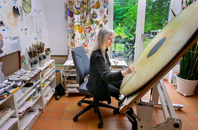 – Det känns lika nytt varje gång jag börjar med en iris och lika spännande, ”vad ska jag hitta i den här”, säger Ulla wiggen, här i sin ateljé.