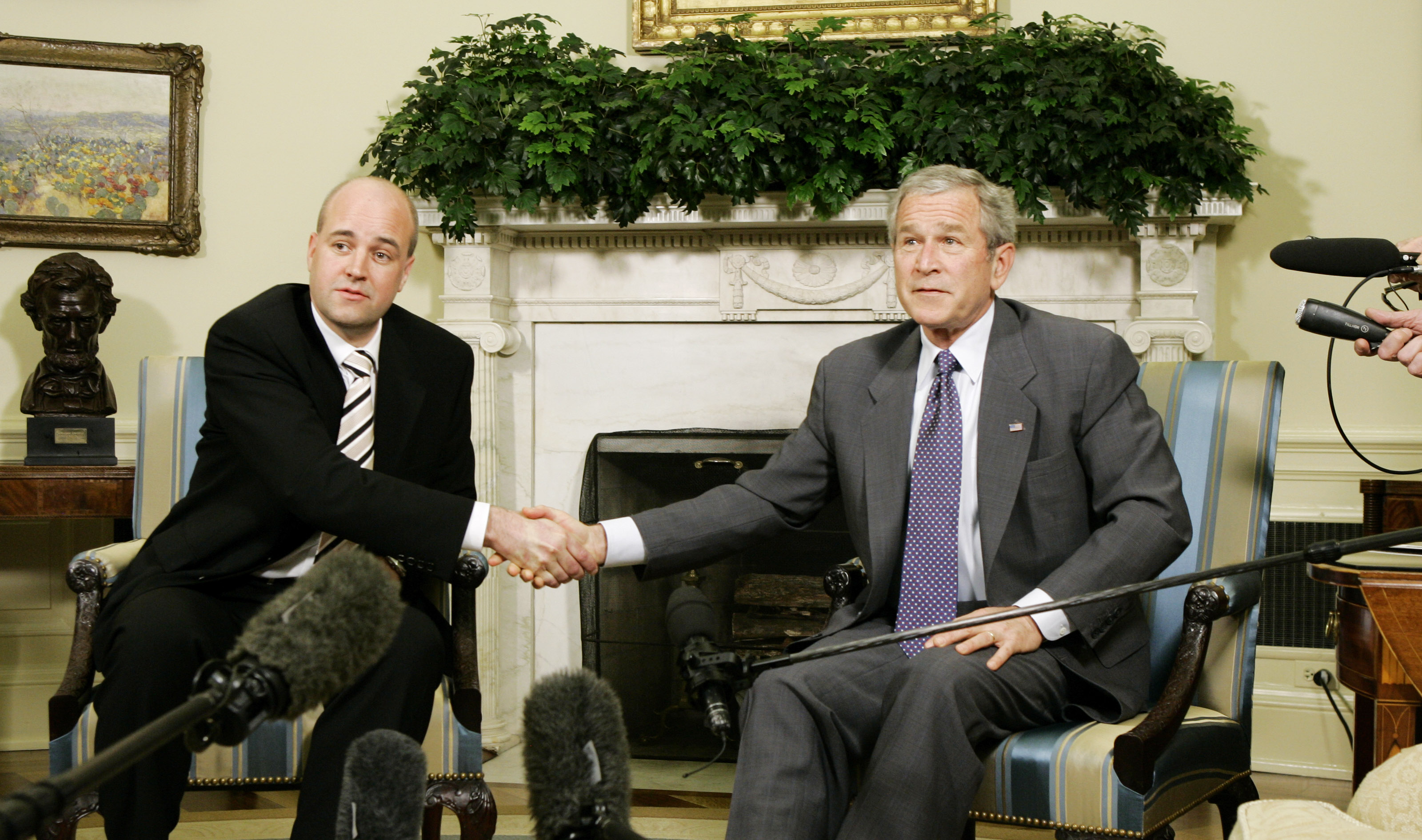 Reinfeldt träffar George Bush (2007). Reinfeldt träffar George Bush (2007).