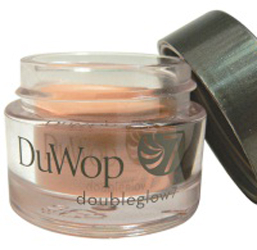 Hon använder kompisen Petra Tunrågdens bästa tips - highlighter från DuWop. Hon använder kompisen Petra Tunrågdens bästa tips - highlighter från DuWop.