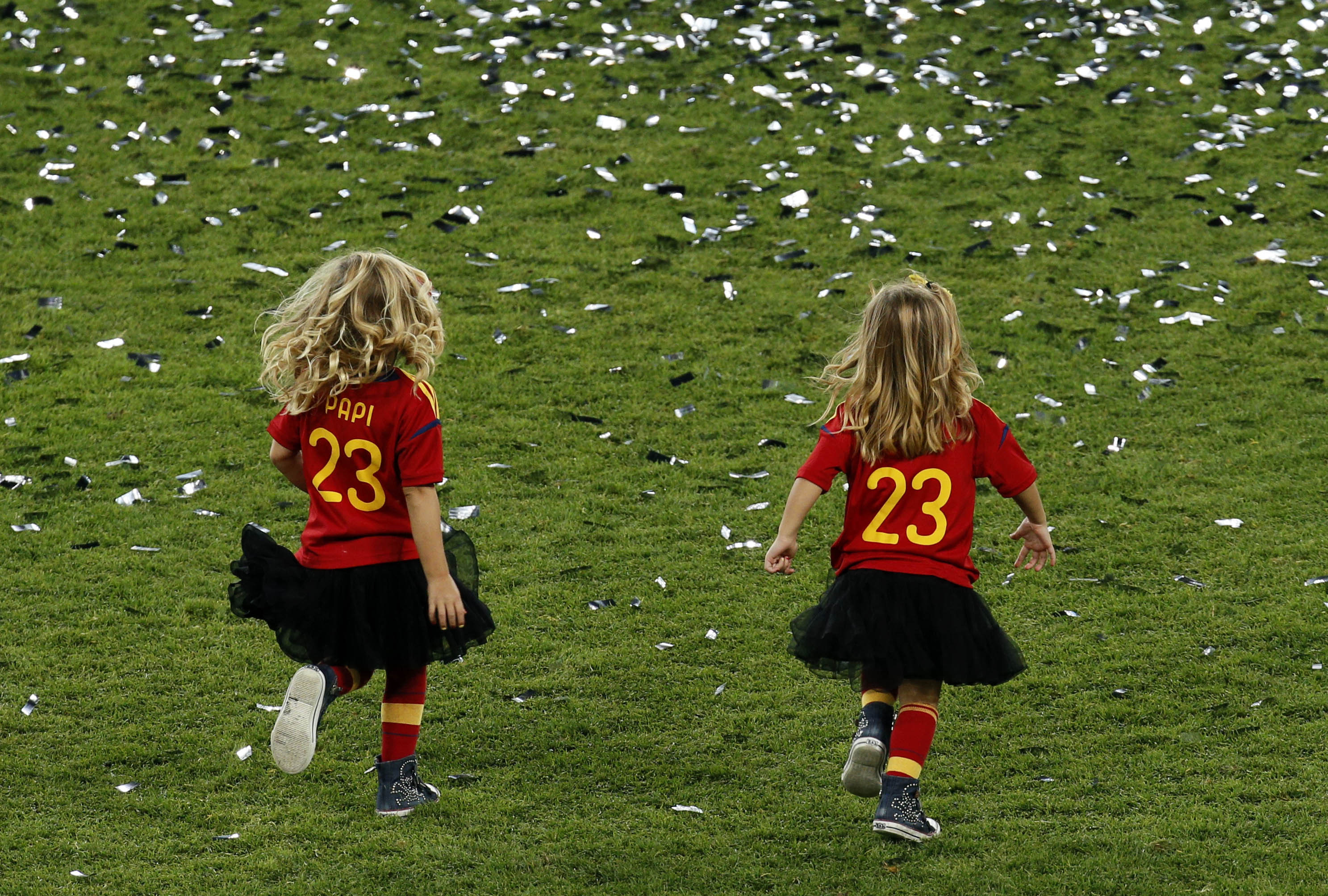 Torres firade guldet med att låta sin döttrar känna på Olympiastadion gräsmatta.